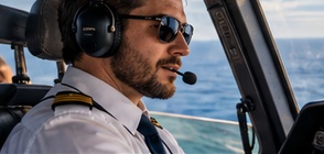 Piloto homem em comunicação no cockpit