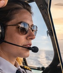 Piloto mulher em comunicação no cockpit